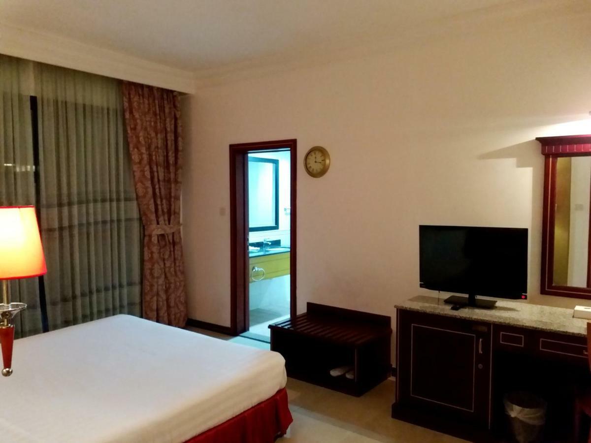 Taj Plaza Hotel Manáma Kültér fotó